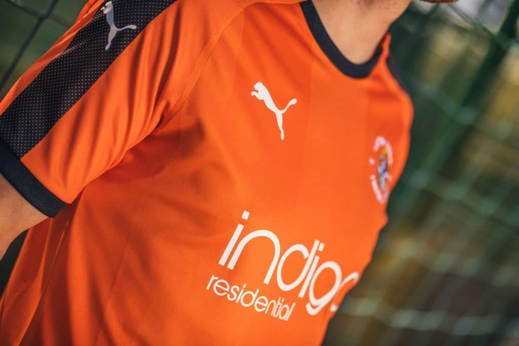 luton_town_18_19_puma_home_kit_b